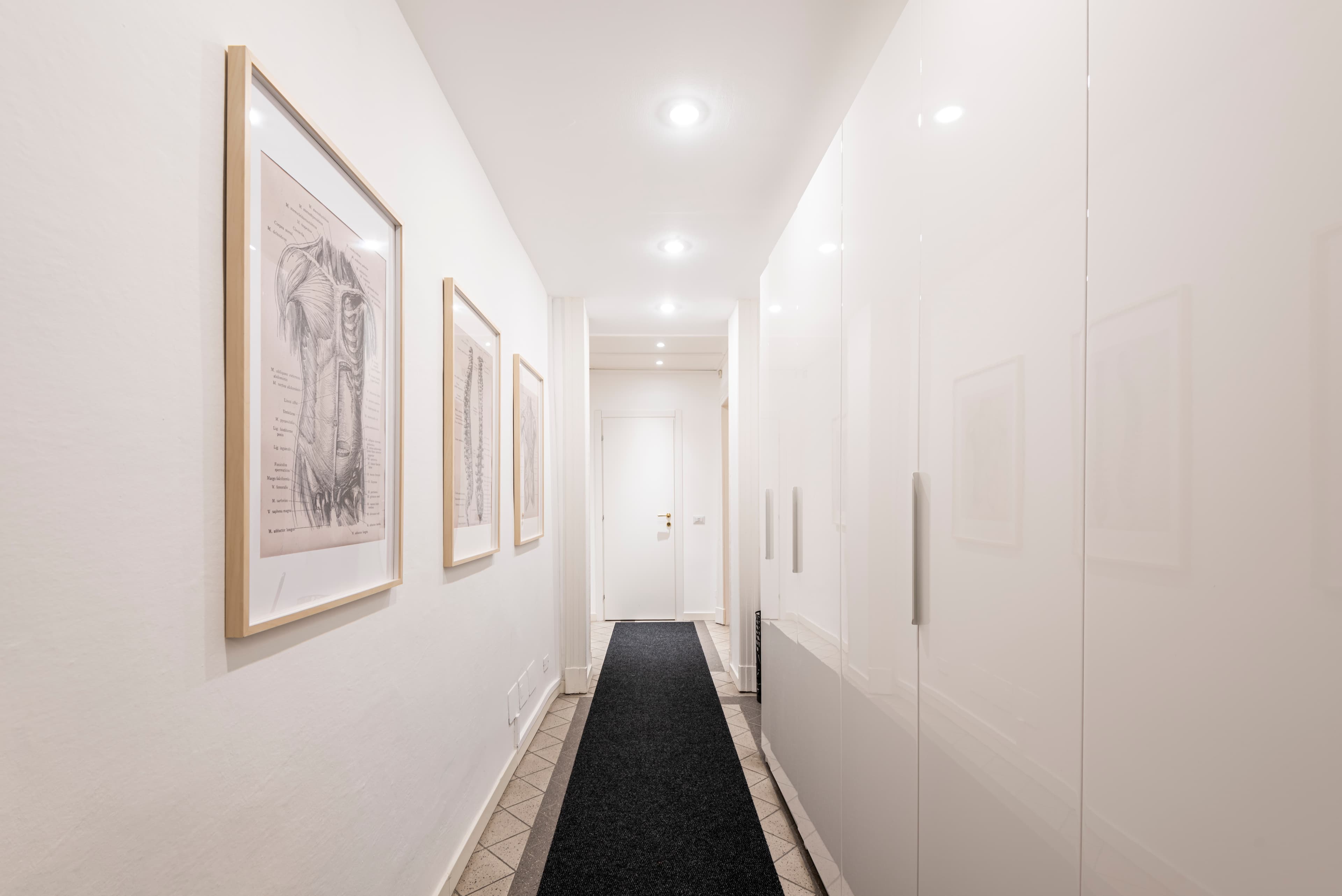 EQB Milano — corridoio con stampe anatomiche